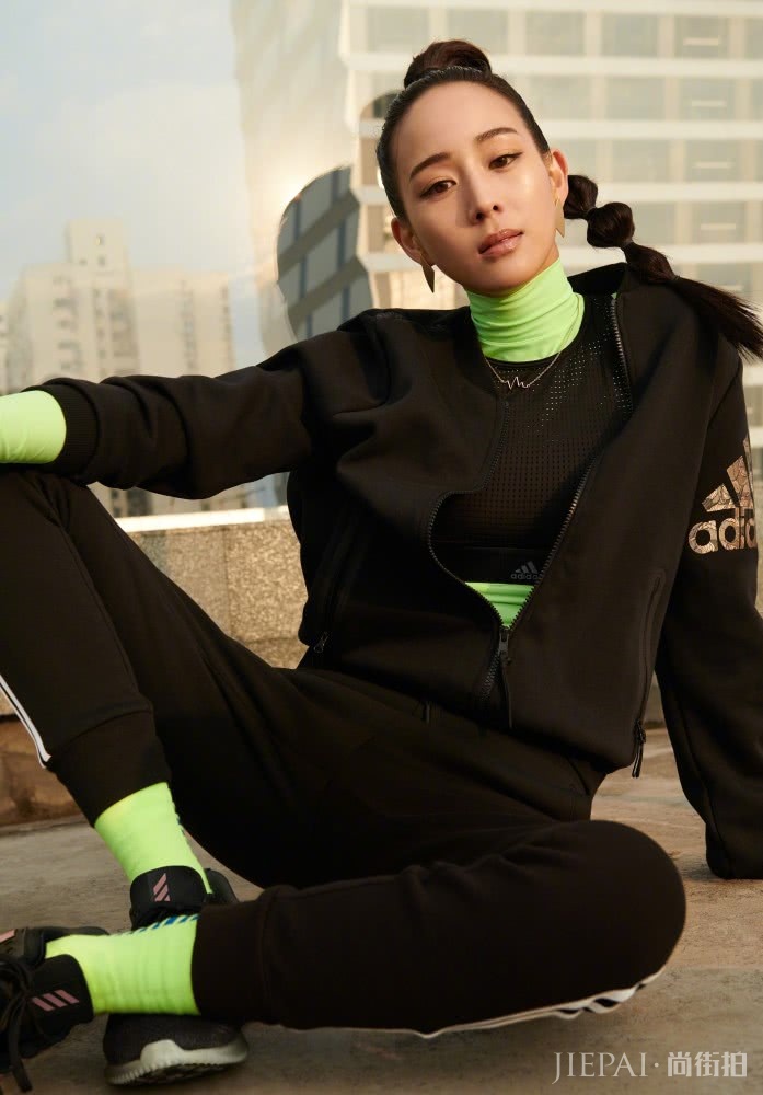 张钧甯扎贴头皮马尾辫潮范儿十足,颜值高就是什么风格都敢尝试