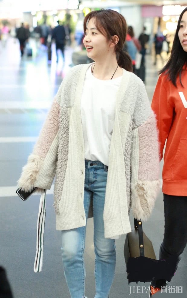 谭松韵穿“毛毯衣”终于不像学生!