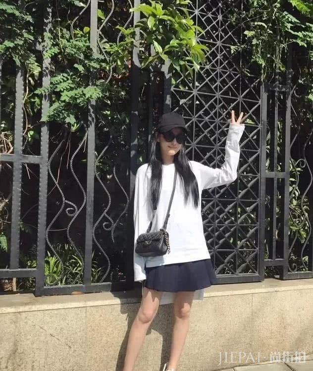 张馨予穿衣风格变了，短发清新帅气