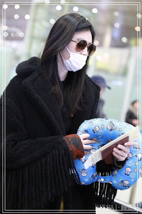 奚梦瑶穿流苏大衣，风格保守何止一点，何猷君真会管教