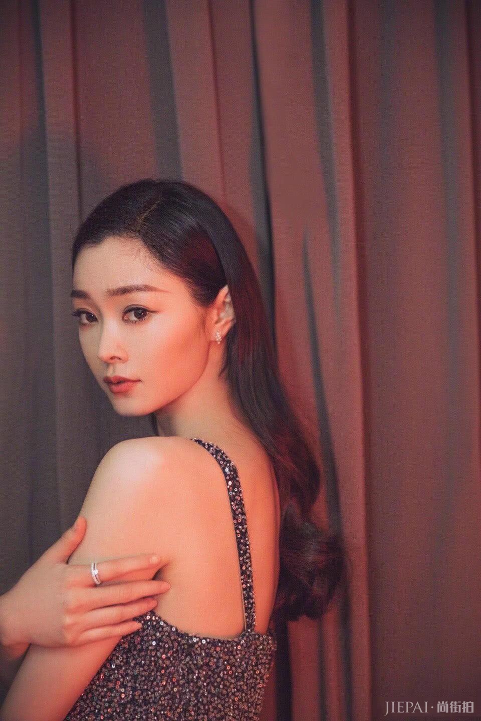 宋轶出道10年，穿星空亮片裙美成小仙女!