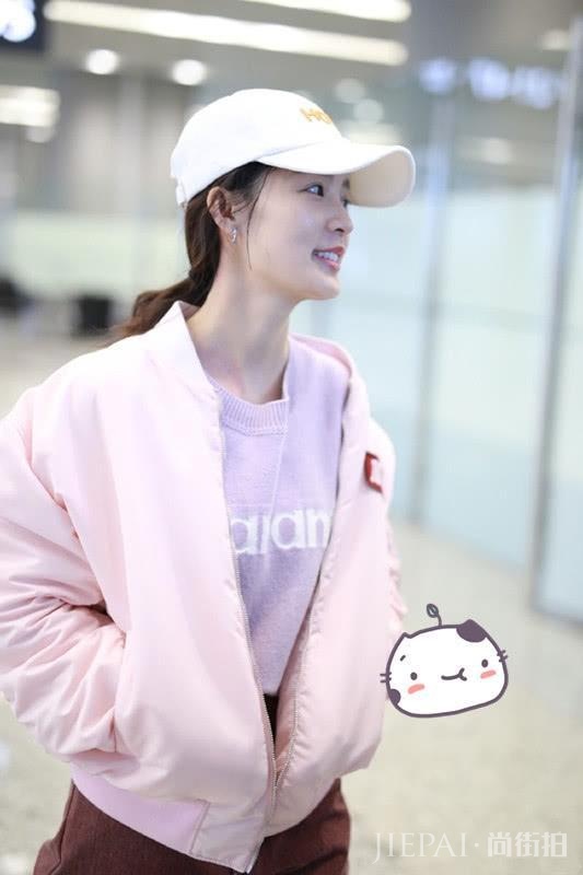 李沁夹克配紫色针织衫和砖红色休闲裤, 多色搭配好美!