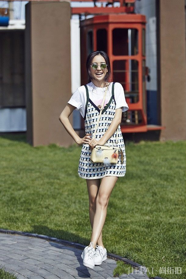 佟丽娅法式裙穿成白胖子，还以为好事将近了！