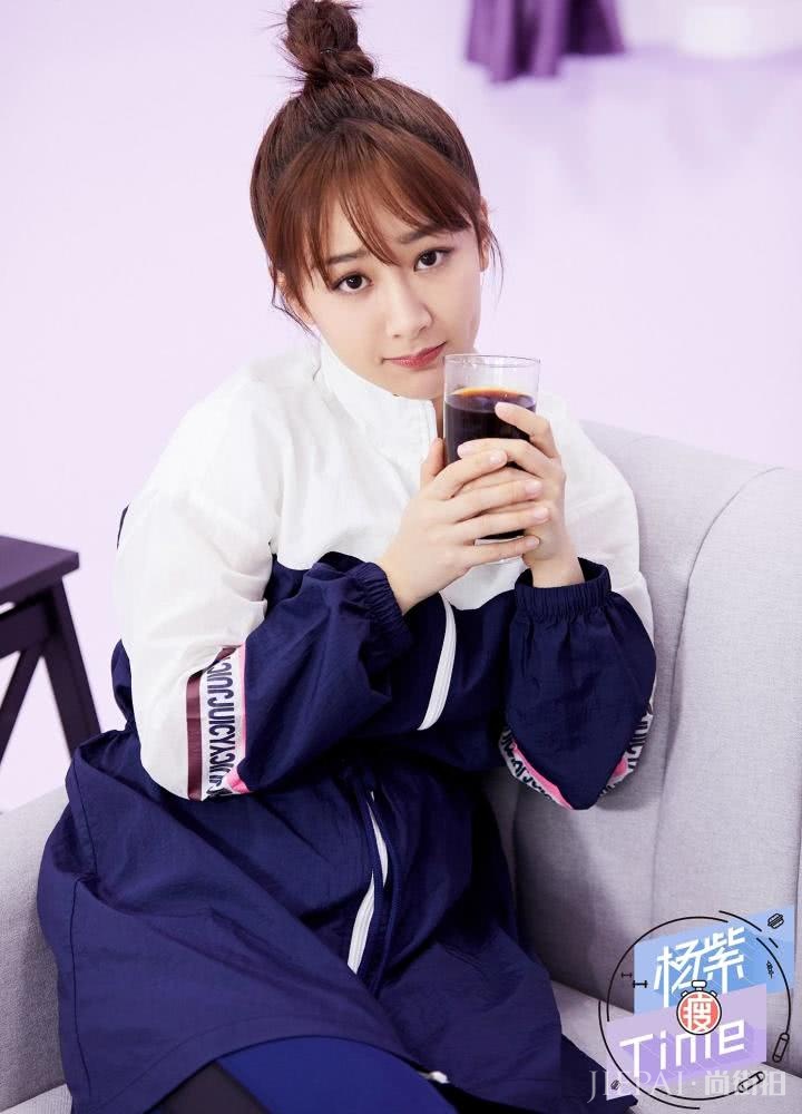 杨紫扎丸子穿运动衣也能可爱俏皮似少女