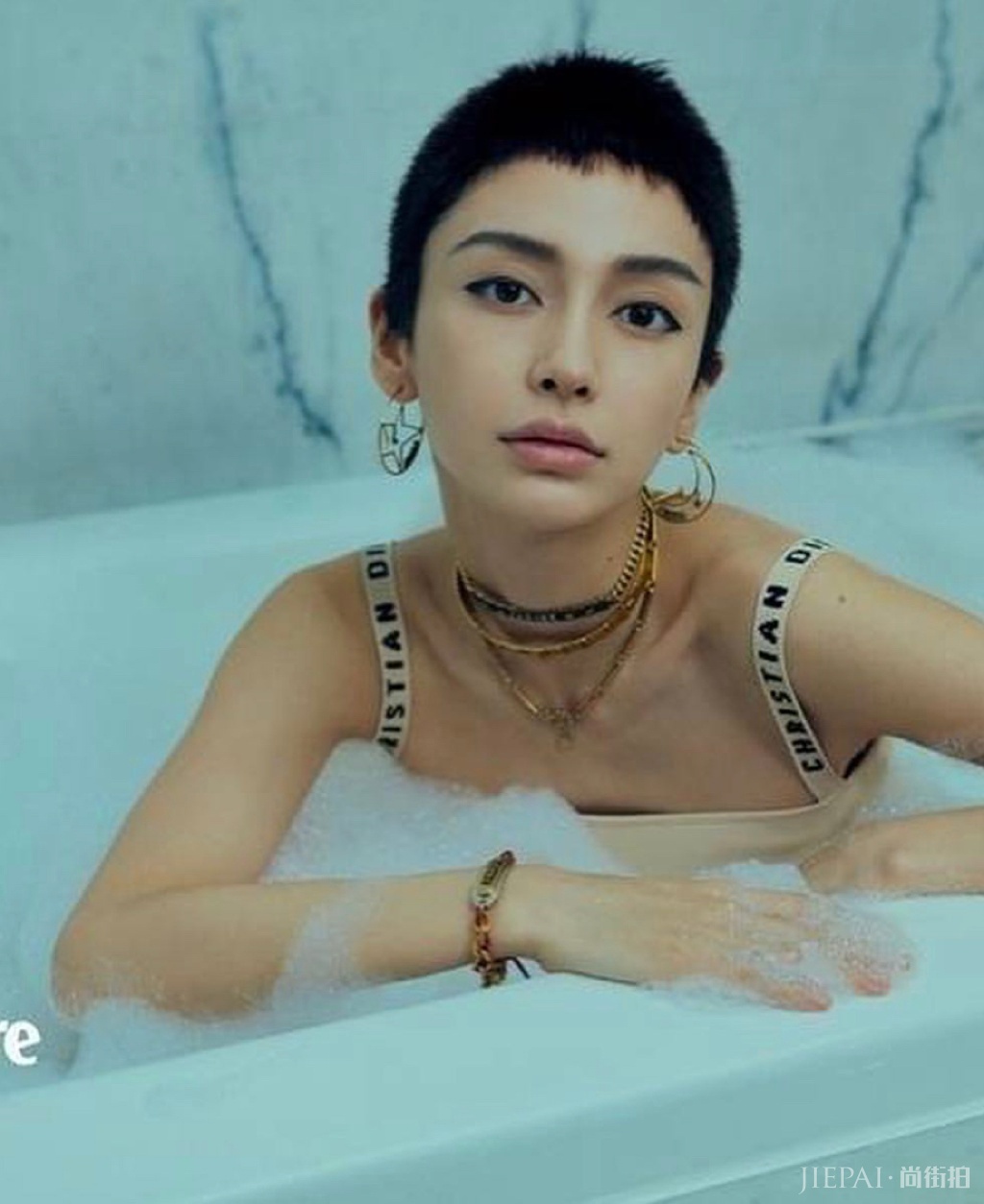 Angelababy剪个性“狼头”造型,清纯少女变霸气女王