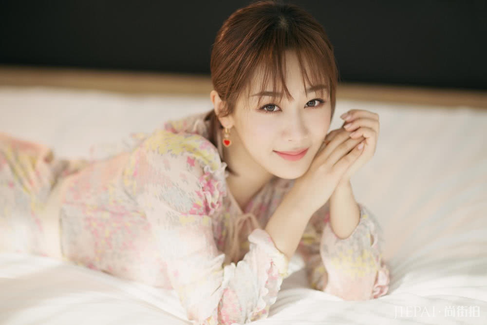 杨紫穿碎花长裙仙气灵动似仙女,终于穿对了