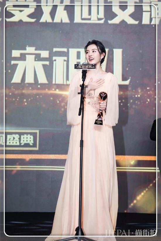 宋祖儿换上V领裙后性感指数爆棚
