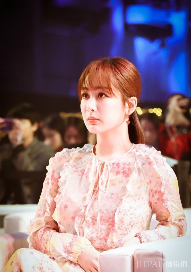 杨紫穿件碎花裙现身,哪家的村姑呢!