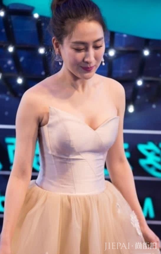 马苏高冷现身机场,妆容淡雅,气质高傲