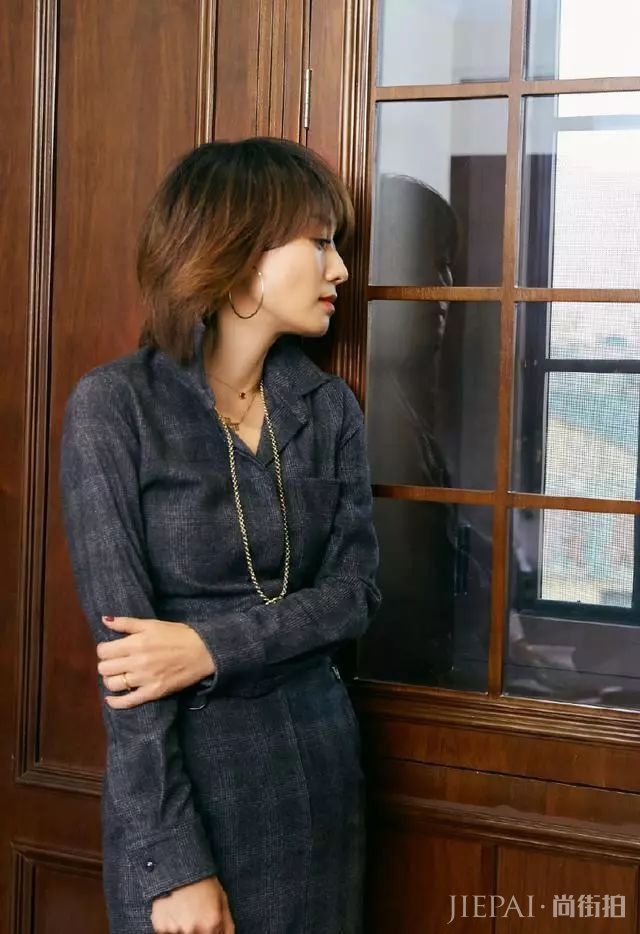 马伊琍再一次挑战长发,扎高马尾不光漂亮,还有气质!