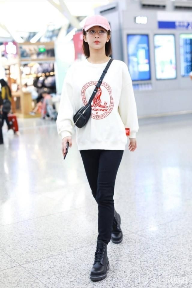 杨紫穿件碎花裙现身,哪家的村姑呢!