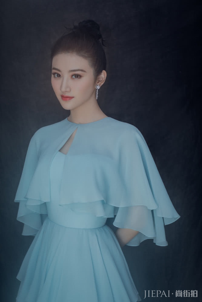 景甜一袭薄纱蛋糕长裙配丸子头,仙气十足又优雅