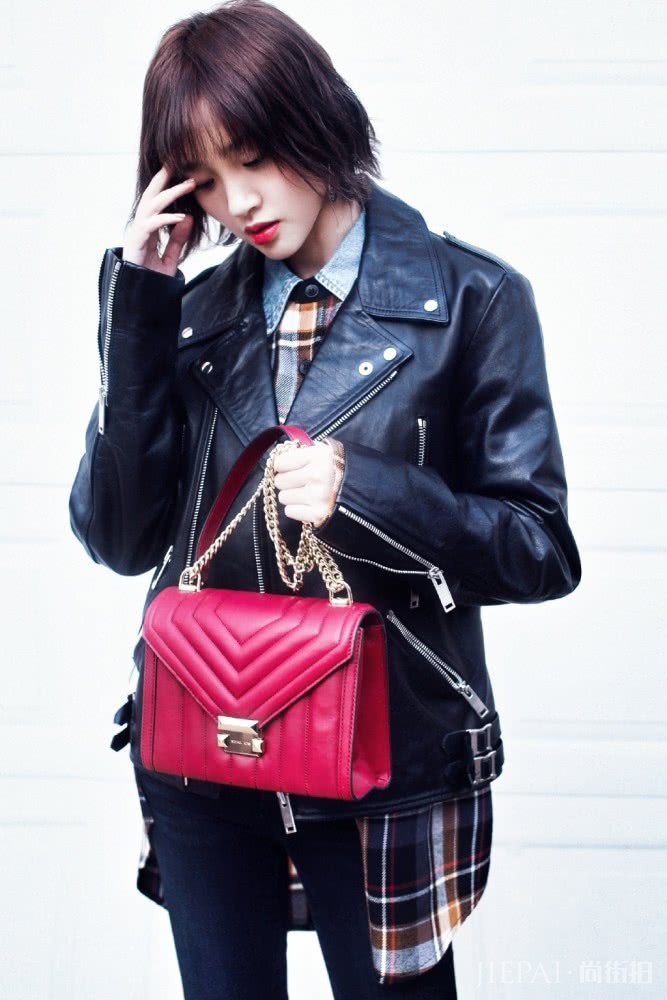 唐艺昕剪短发嫩回18岁，烫卷发又显老10岁，还是适合留短发