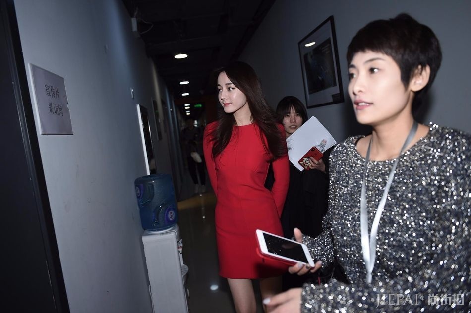 迪丽热巴穿小一码的鞋,硬挤着生疼!