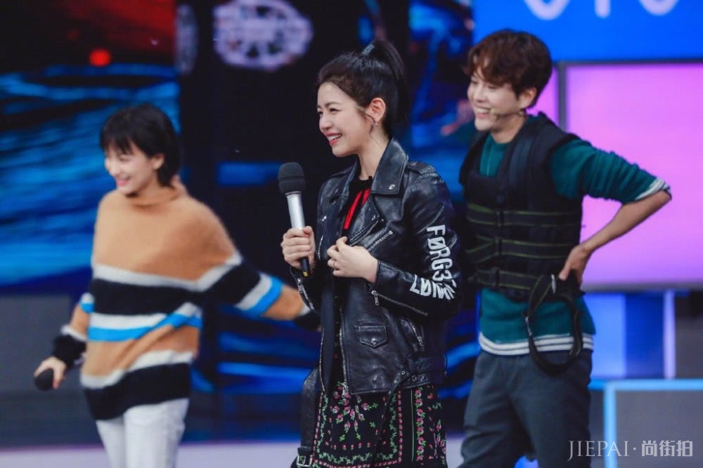 陈妍希一对小酒窝笑起来超级迷人，依然美若少女