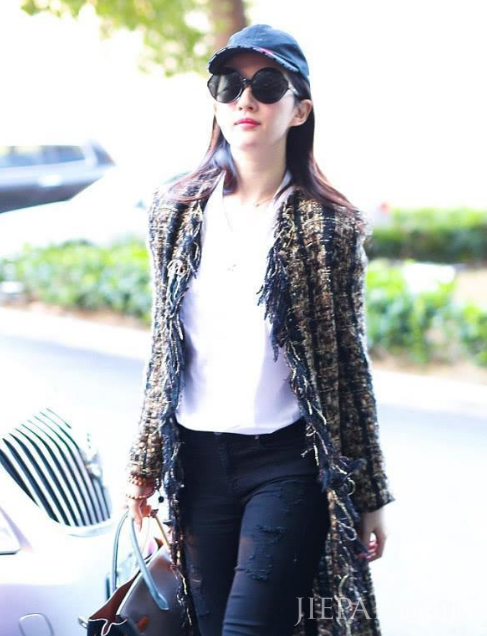 刘亦菲拥有一张16岁的脸蛋, 文艺风的穿搭像是学生妹