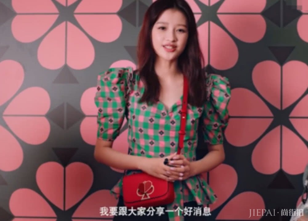 泡泡袖再掀风潮,孙怡甜似少女,何穗白的发光