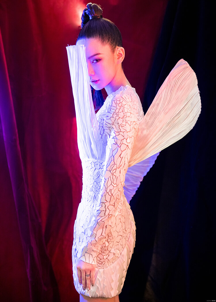 戚薇把裙摆倒过来,穿成“扇贝女王”