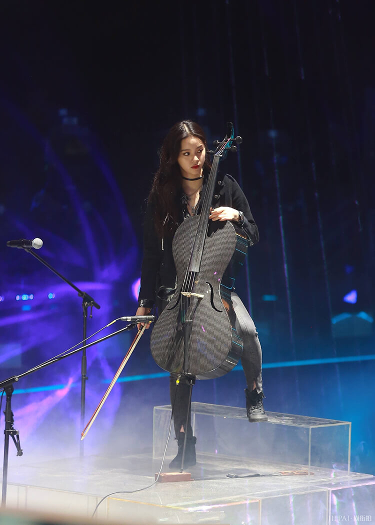 欧阳娜娜霸气红唇与比较浓重的眼妆看起来特别帅酷有范