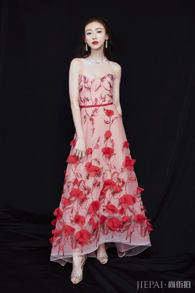 吴谨言又穿粉色走机场，至少减龄10岁