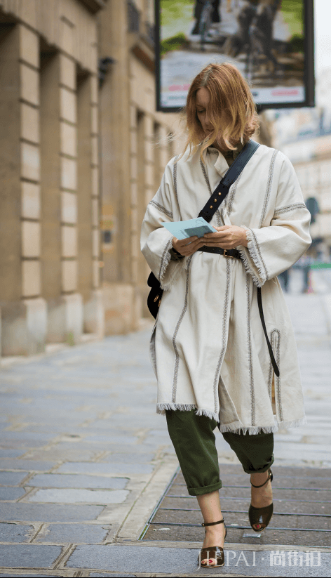 冬季大衣如何搭配凉鞋 看欧美潮人演绎街头时尚STLE