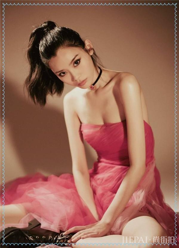 奚梦瑶和秦岚穿同款抹胸开叉裙,谁更美!