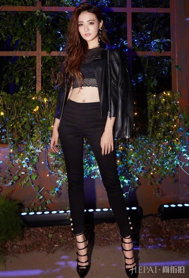 徐璐搭配“泡沫鞋”立马变潮，难怪能红！