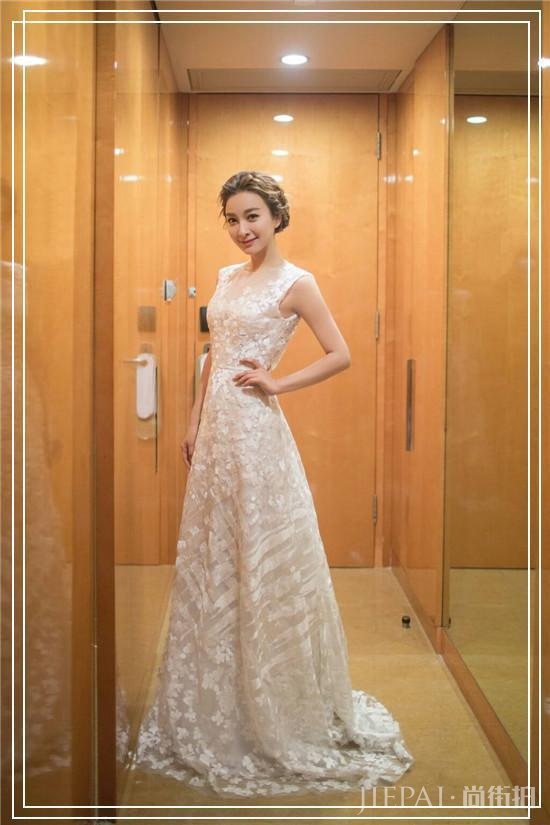 吴昕现身机场一身穿搭可谓是非常的保暖了