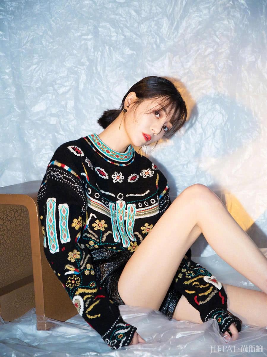 李溪芮又开始秀腿,却被“脱线”毛衣抢镜?