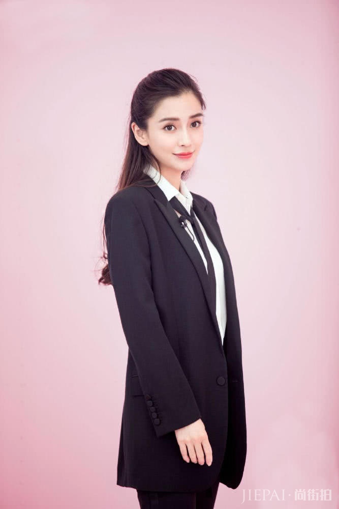 杨颖穿羽绒服配半身裙,硬照气场十足