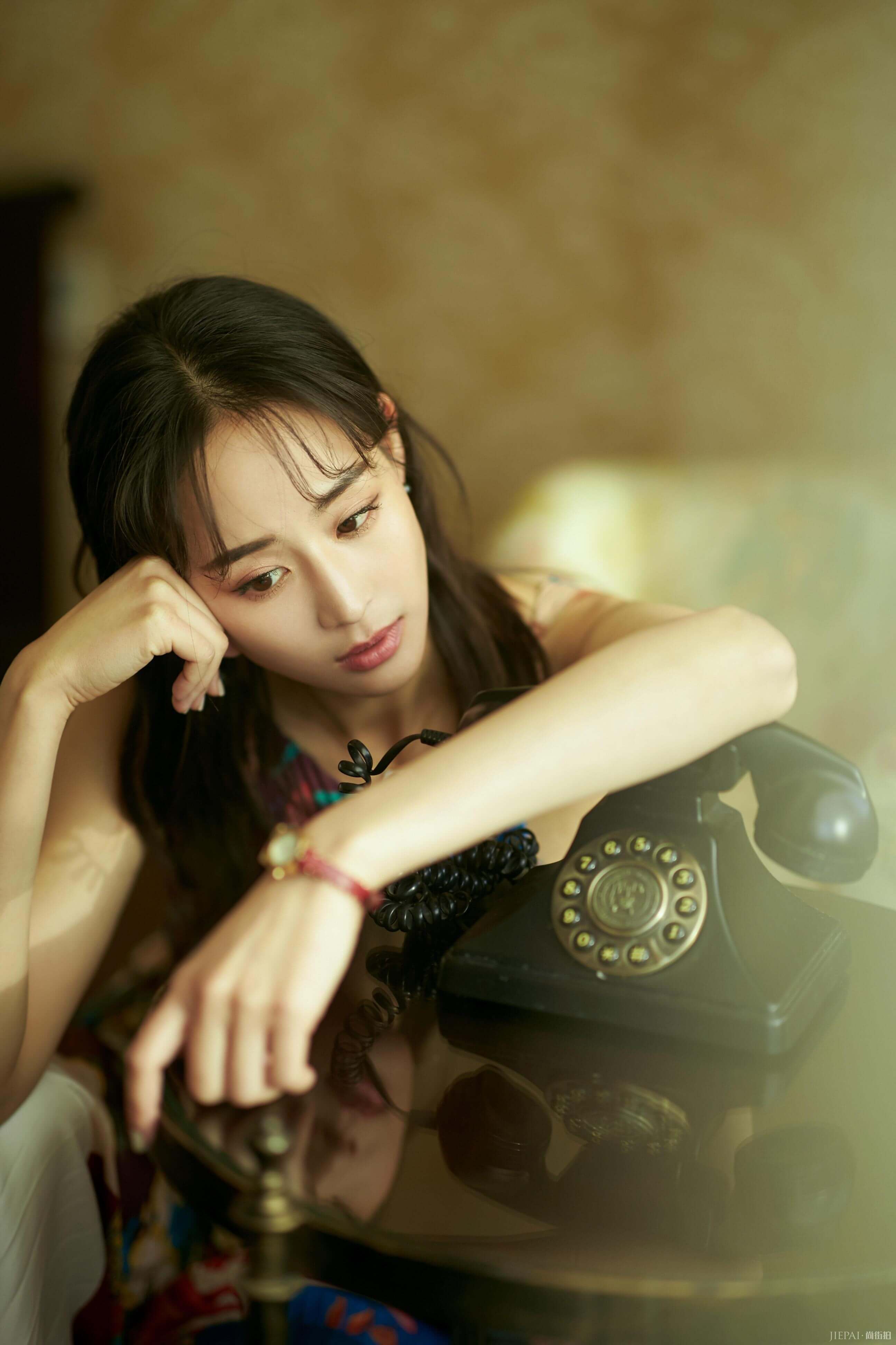 气质美女张钧甯,穿印花裙换个发型尽显少女感