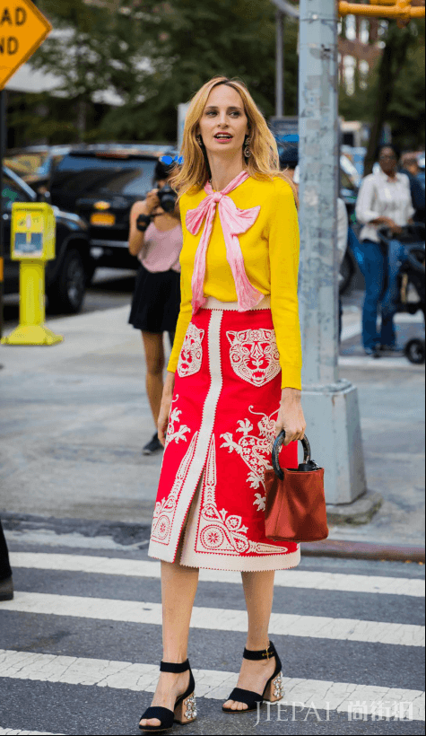 半身裙怎么搭配好?用超高饱和度半身裙打造街头时尚风