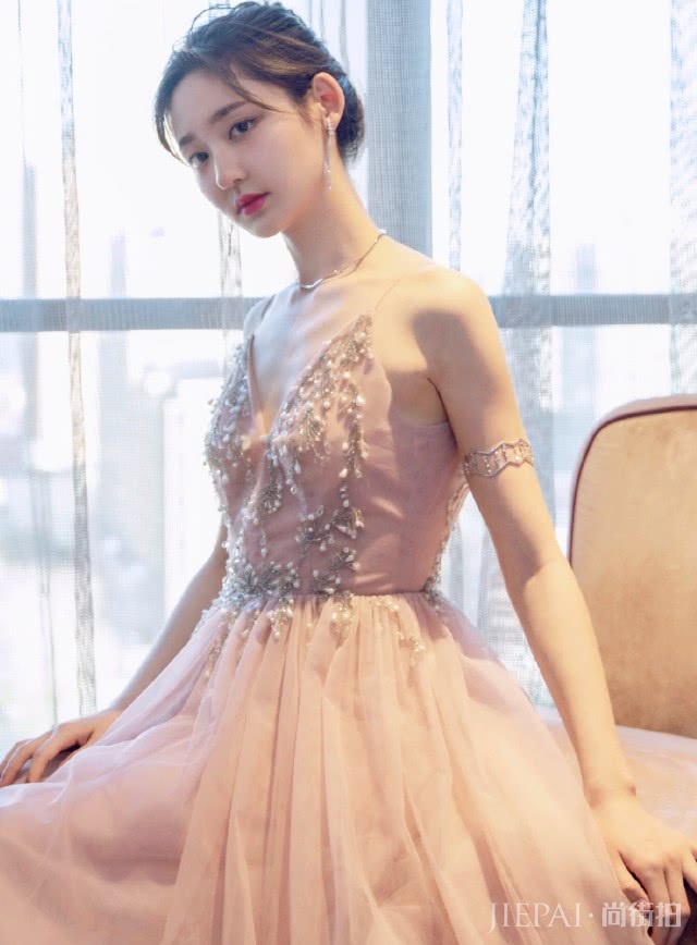 王莫涵简约打扮却暗藏小心机，美到让服气！