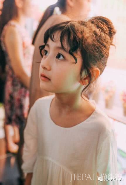 都说抖音洋娃娃是照网红界最美妈妈整的,看到她校花时照片真相了