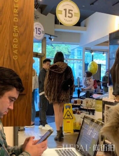 奚梦瑶现身何猷君生日派对作女主人状?