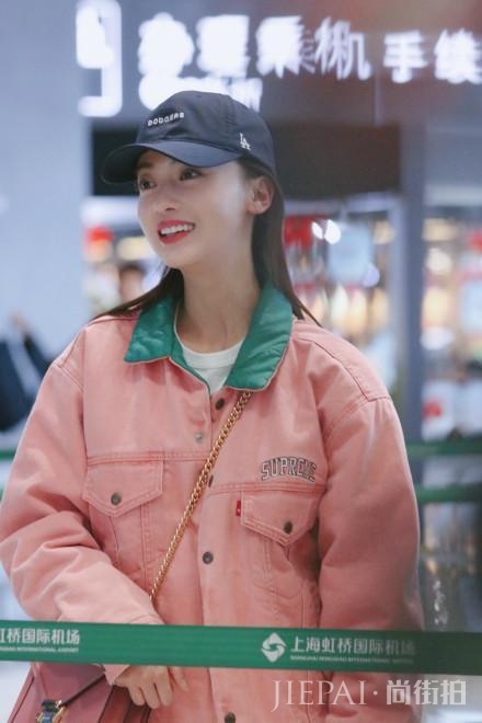 吴谨言又穿粉色走机场，至少减龄10岁