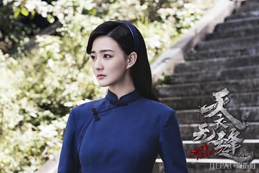 徐璐将绿色袜靴当裤子穿时髦又个性，一般人不敢这样穿