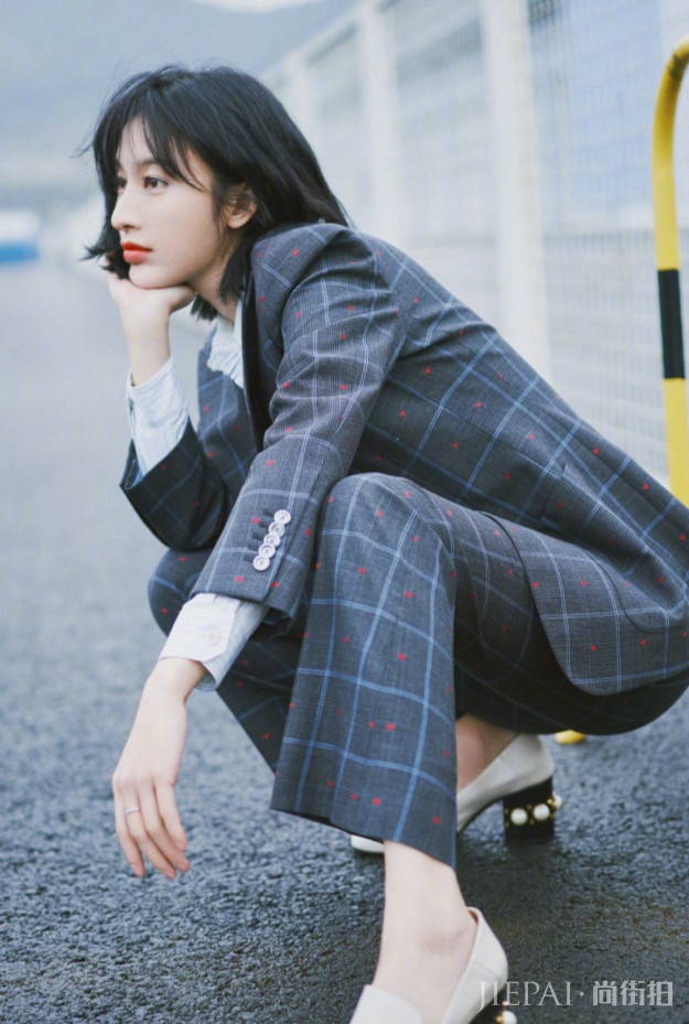 张俪的“扑克套装”最适合职场丽人!