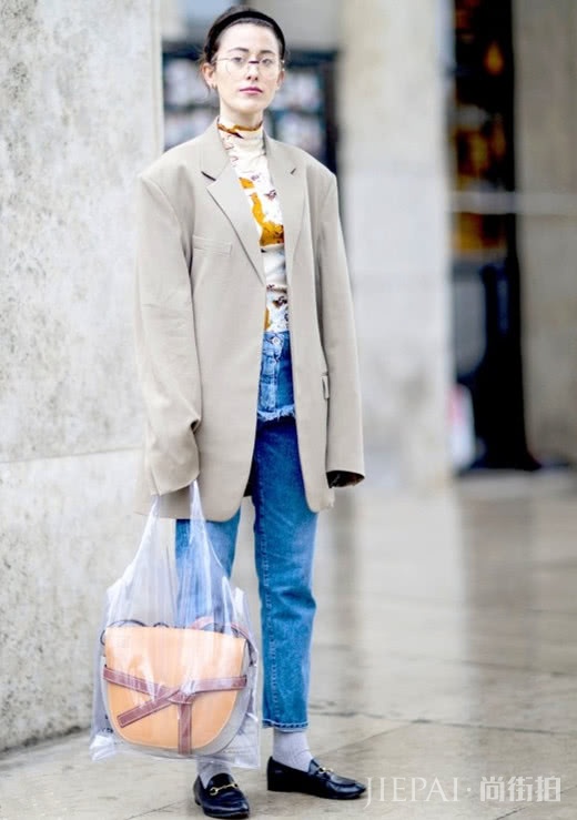 西装怎么搭配？西装+牛仔裤让你穿出洋气，气场全开！