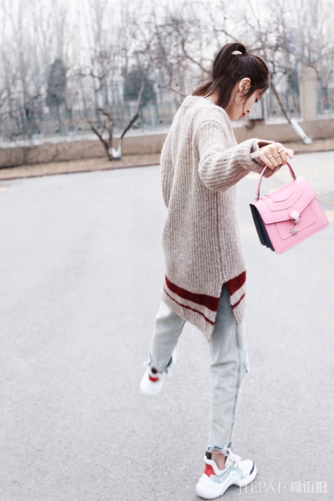 唐艺昕剪短发嫩回18岁，烫卷发又显老10岁，还是适合留短发