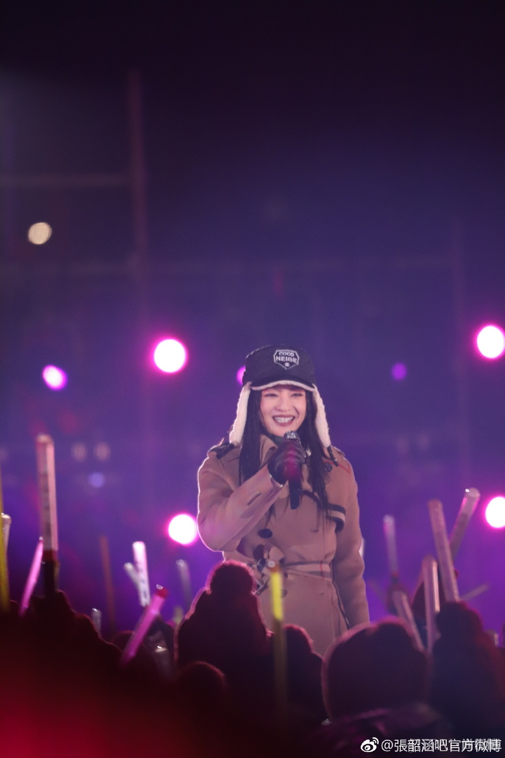 张韶涵的跨年演唱会造型美呆了,戴上帽子保暖又时髦!