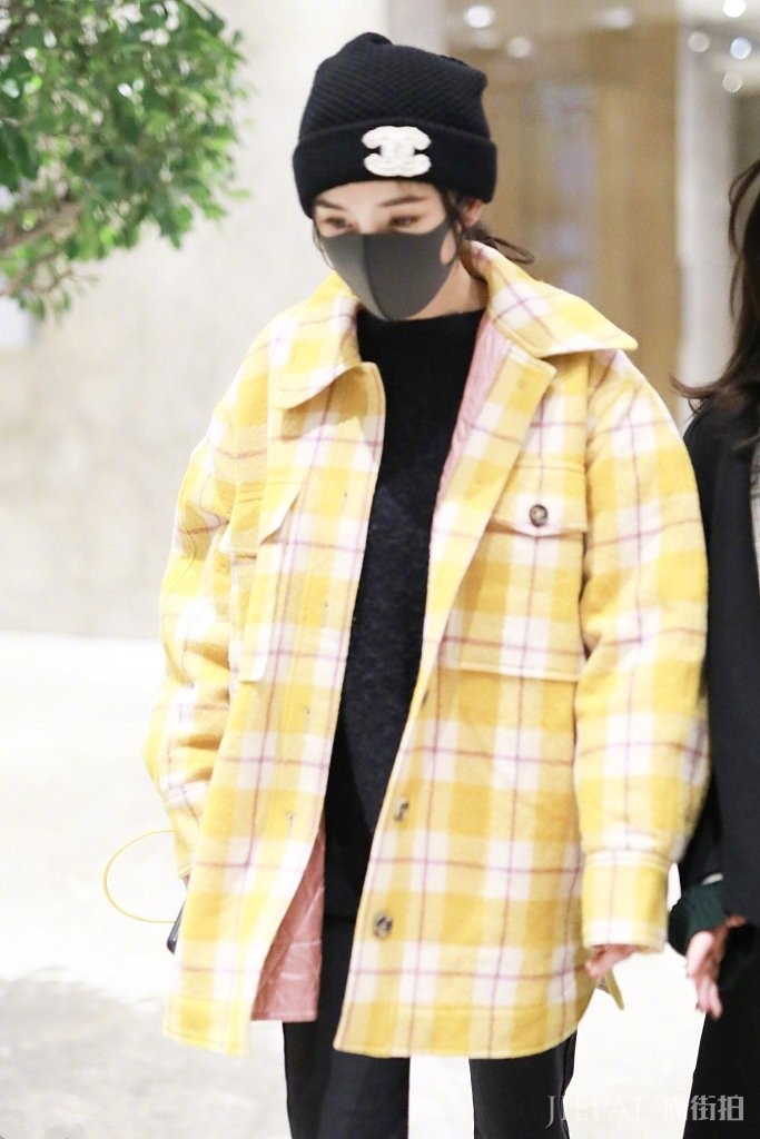 杨幂上台时肚子箍很紧,下台马上换宽松衣服