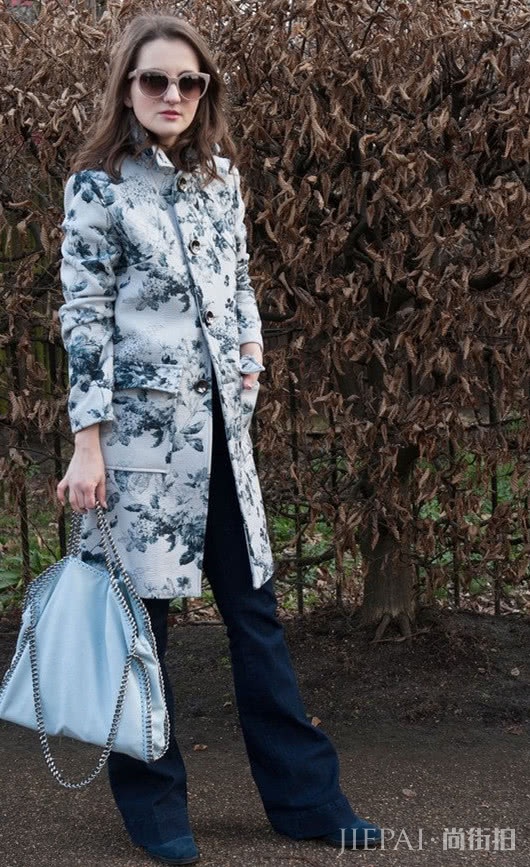 和素色大衣说再见，冬天用印花大衣来演绎时尚，好看又吸睛