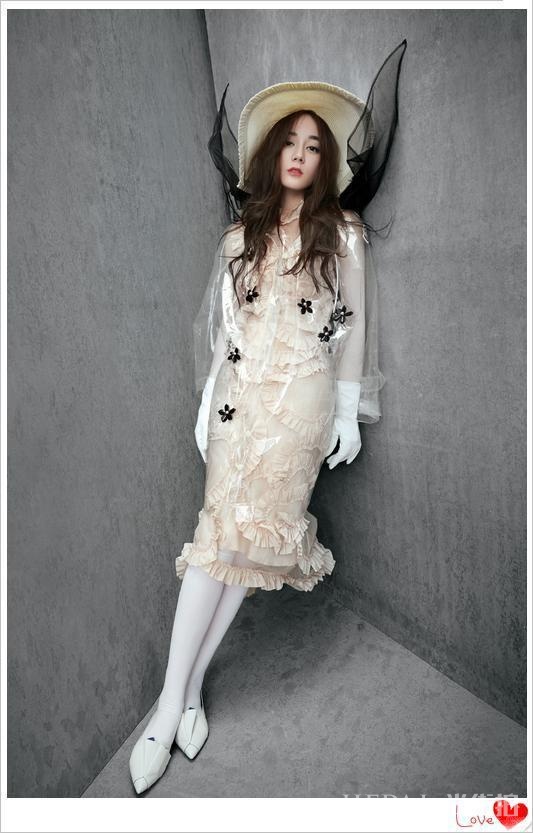 迪丽热巴白色纱裙，搭白色T恤散发着青春与活力的气息