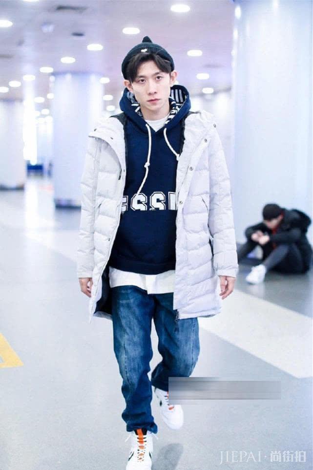 陈楚生穿羽绒服现身,袖口一抹红色增添新年气氛!