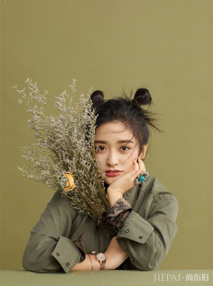 这款超减龄发型，杨超越顶哪吒头走机场