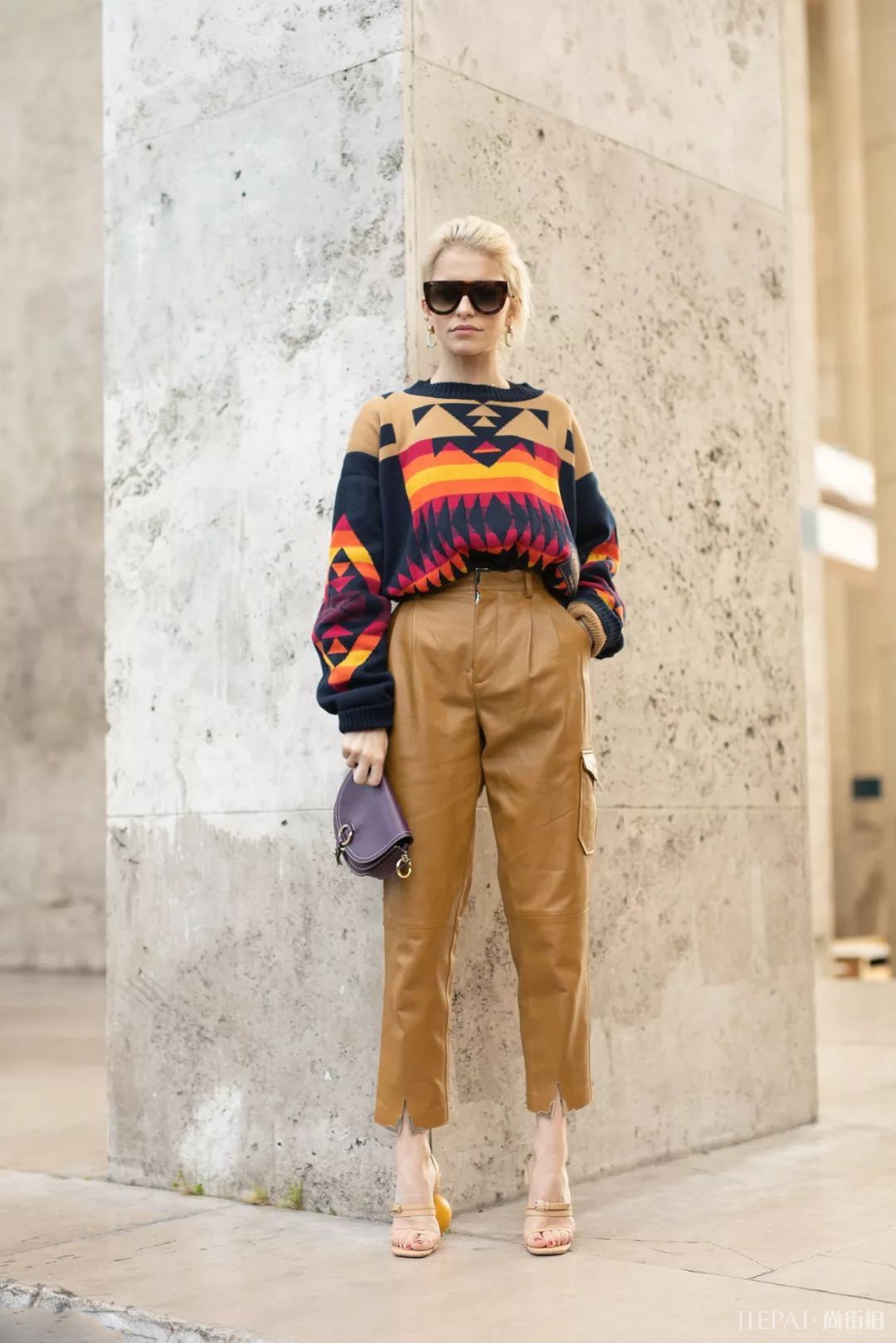 降低皮裤奇装异服的感觉 只需要一件毛衣就够了