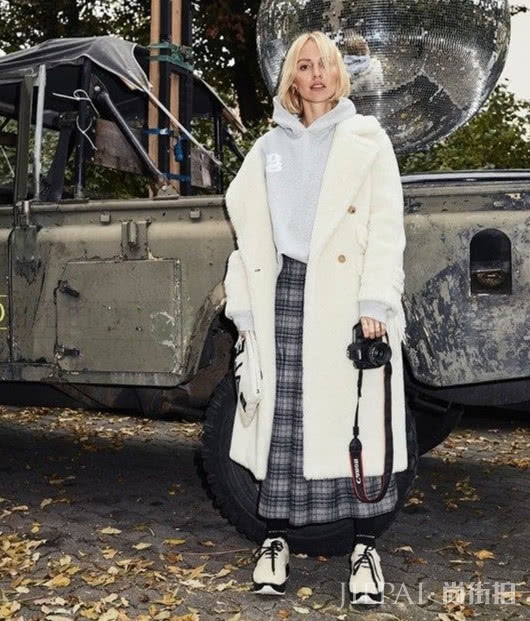 大衣+裙子，让你在这个冬季温暖与甜美并行