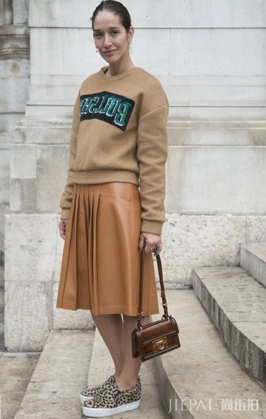 裙子搭毛衣才更出彩，尽显高品位！