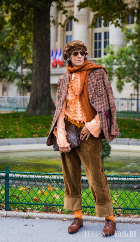 灯芯绒裤子配什么鞋 恨天高or运动风怎么选